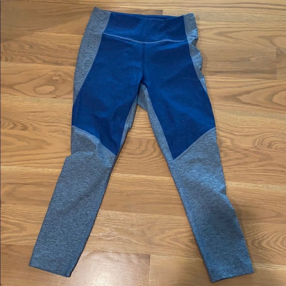 NWOT outdoor voices blue panel Capri leggings
